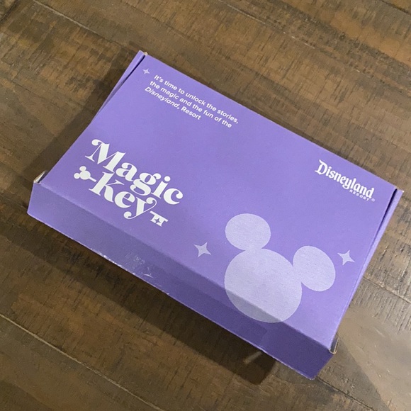 DISNEY Disneyland Magic Key Welcome Box - Picture 6 of 6